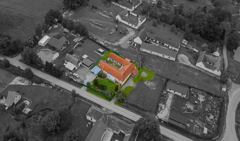 Prodej domu 728 m² s pozemkem 1 388 m², Jílovice – fotka 1 z 9