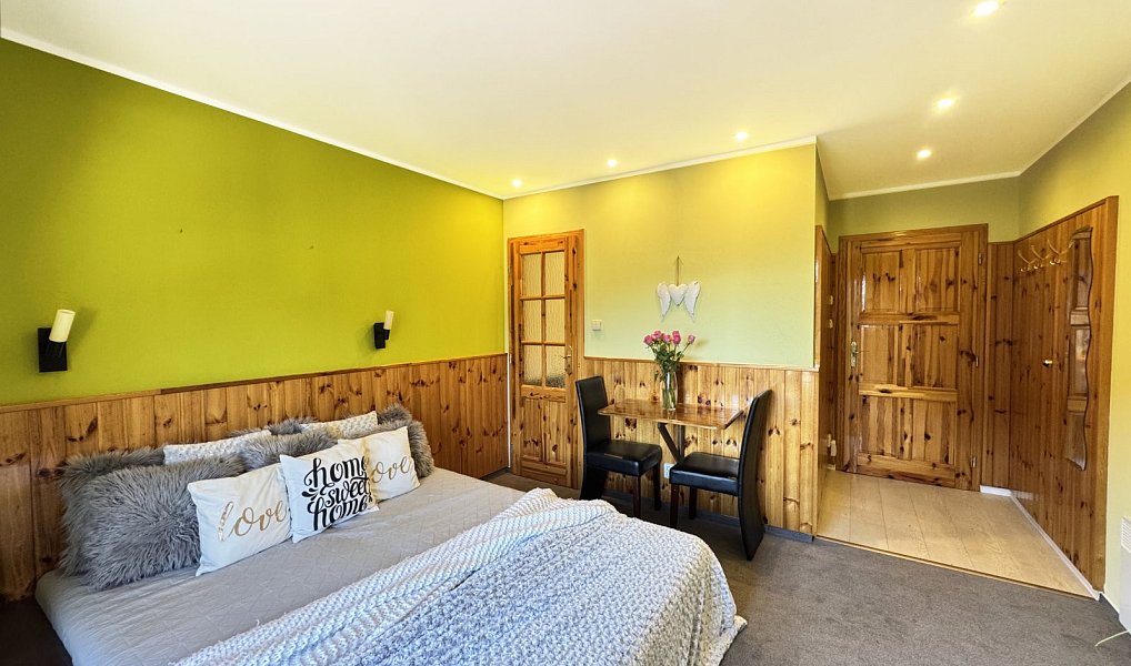 Prodej ubytovacího objektu 454 m², Kubova Huť – náhled fotky 12