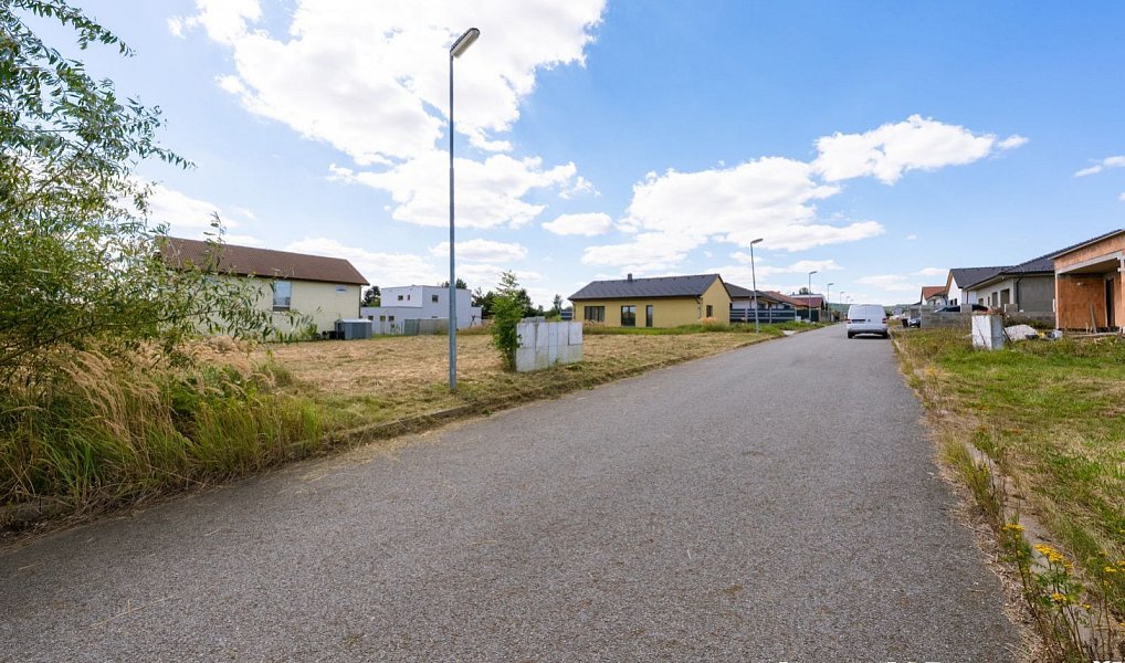 Prodej stavebního pozemku 640 m², Střítež – náhled fotky 2