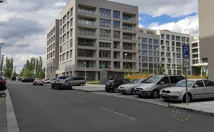 Pronájem garážového stání v BD U Mlýnského Kanálu Karlín, U Mlýnského kanálu, Praha 8 - Karlín