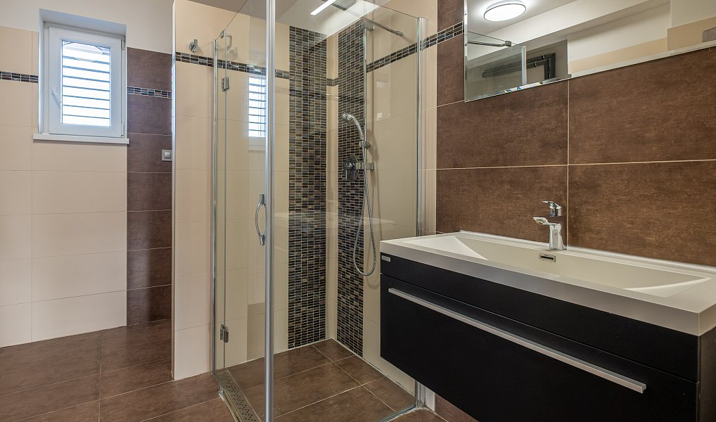 Prodej domu 150 m² s pozemkem 695 m², Staré Jesenčany – náhled fotky 8
