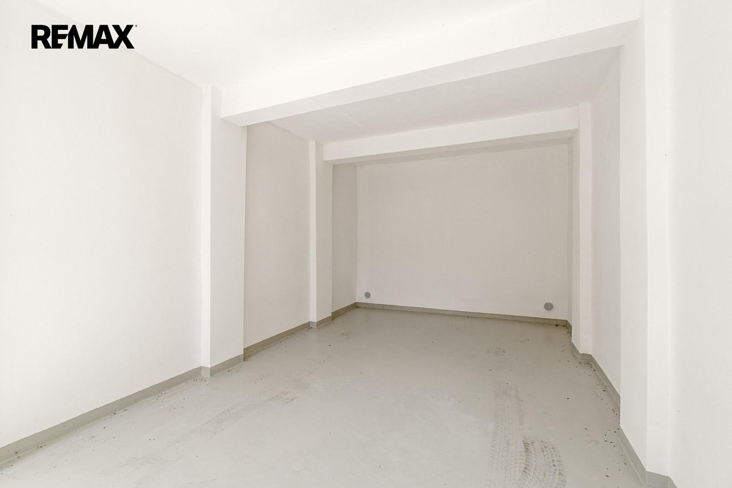 Prodej zrekonstruované garáže 18 m², Praha Řepy, ul. U Boroviček – pohled 3