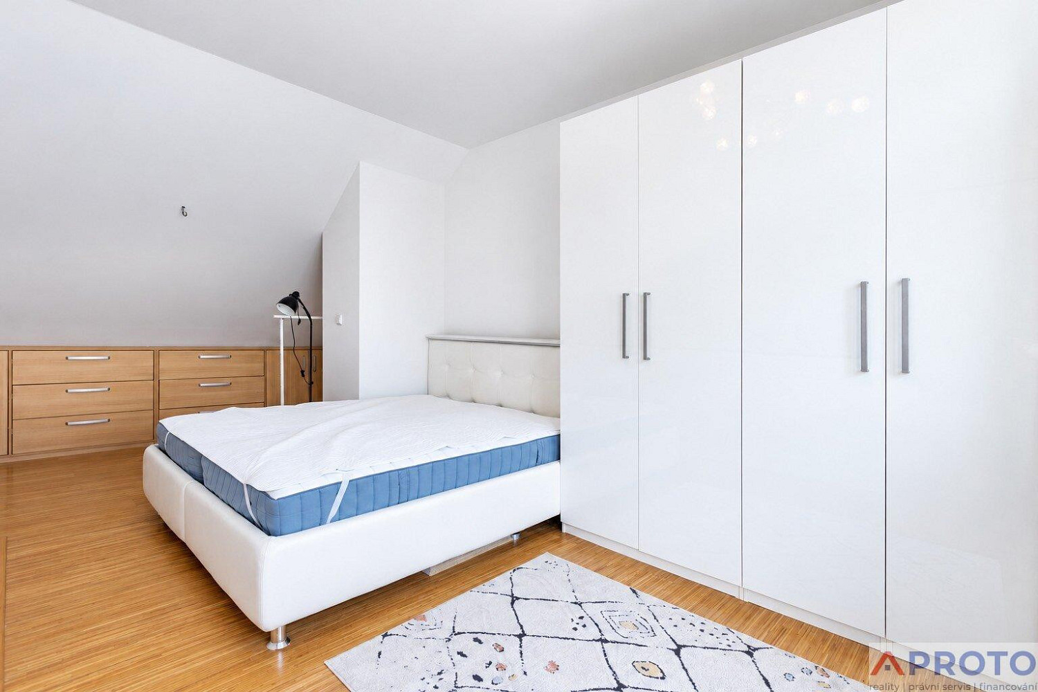 Pronájem bytu atypického 62 m² – fotografie 2