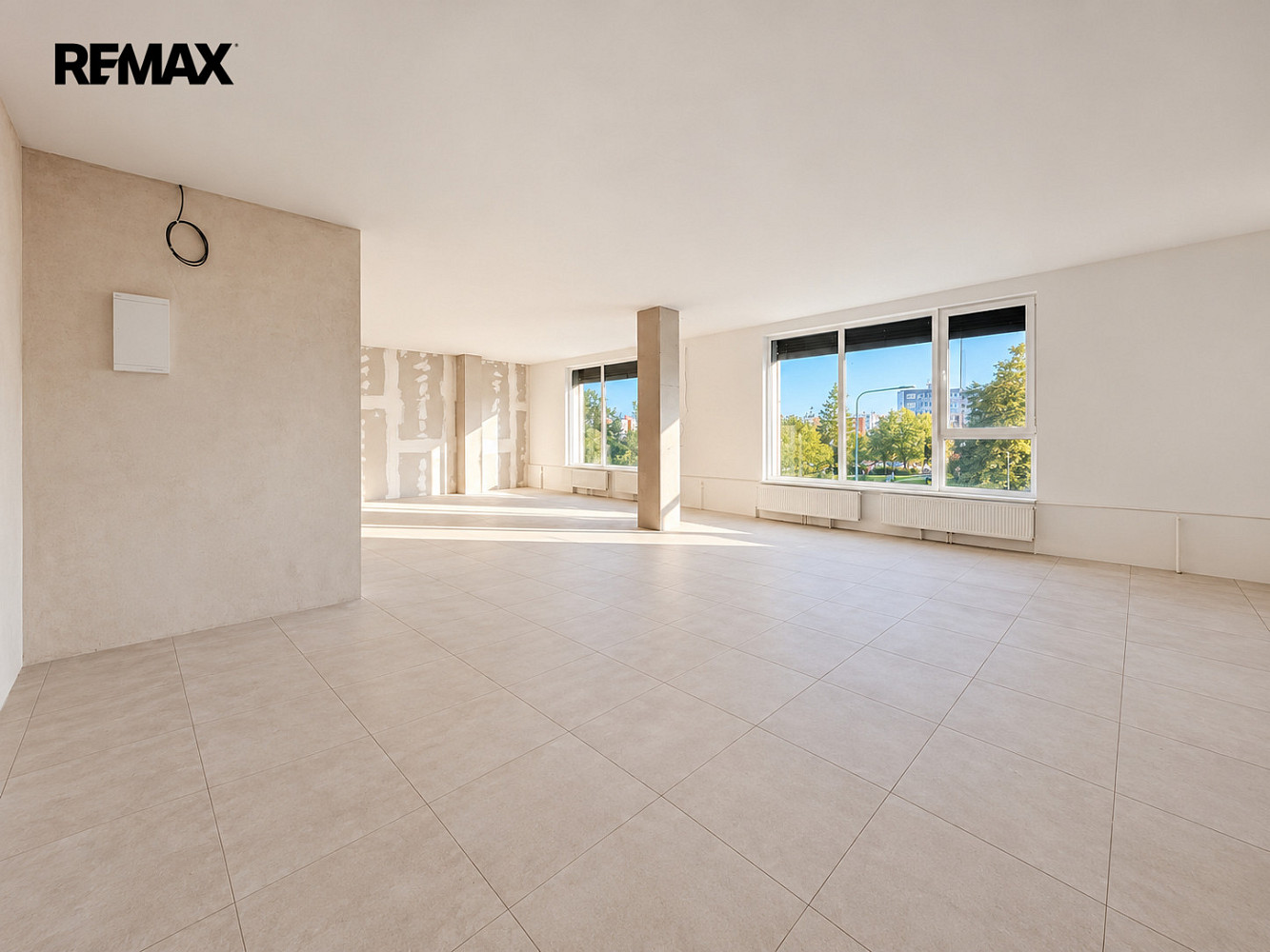 Pronájem komerčního objektu (jiného typu) 77 m²