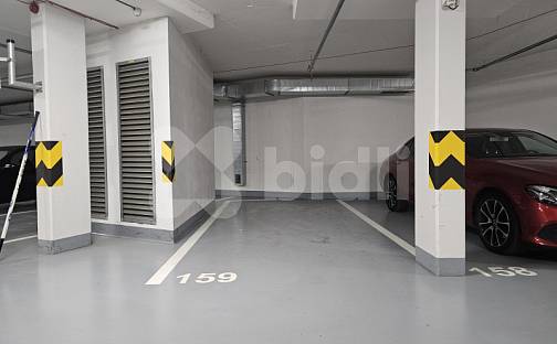 Moderní garáž s automatickým otevíráním vrat v Libni, Březenská, Praha 8 - Libeň