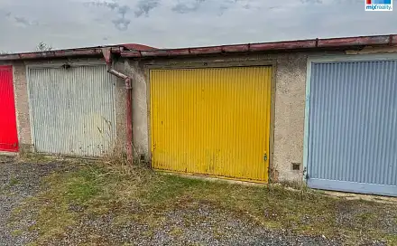 Pronájem - Prostorné řadové garáže, Plzeň - Slovany, Skladová, Plzeň