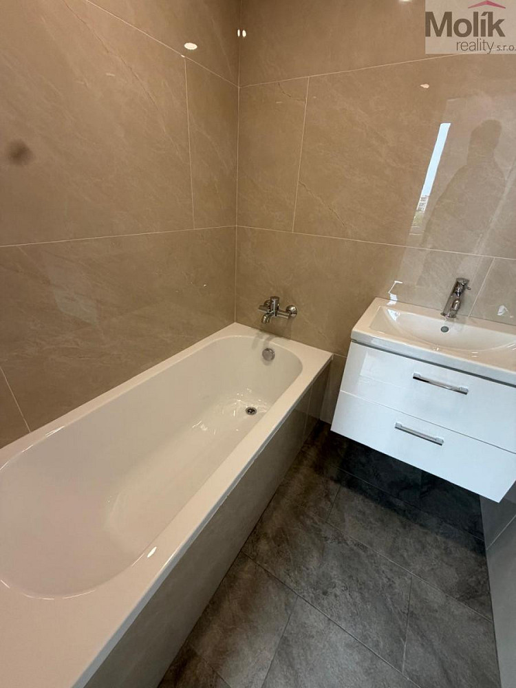 Pronájem bytu 3+1 81 m² — photo 2