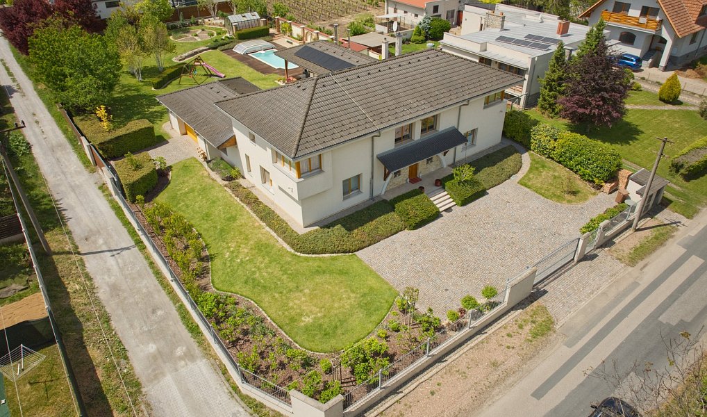 Prodej domu 376 m² s pozemkem 2 273 m², Syrovice – fotka 1 z 28