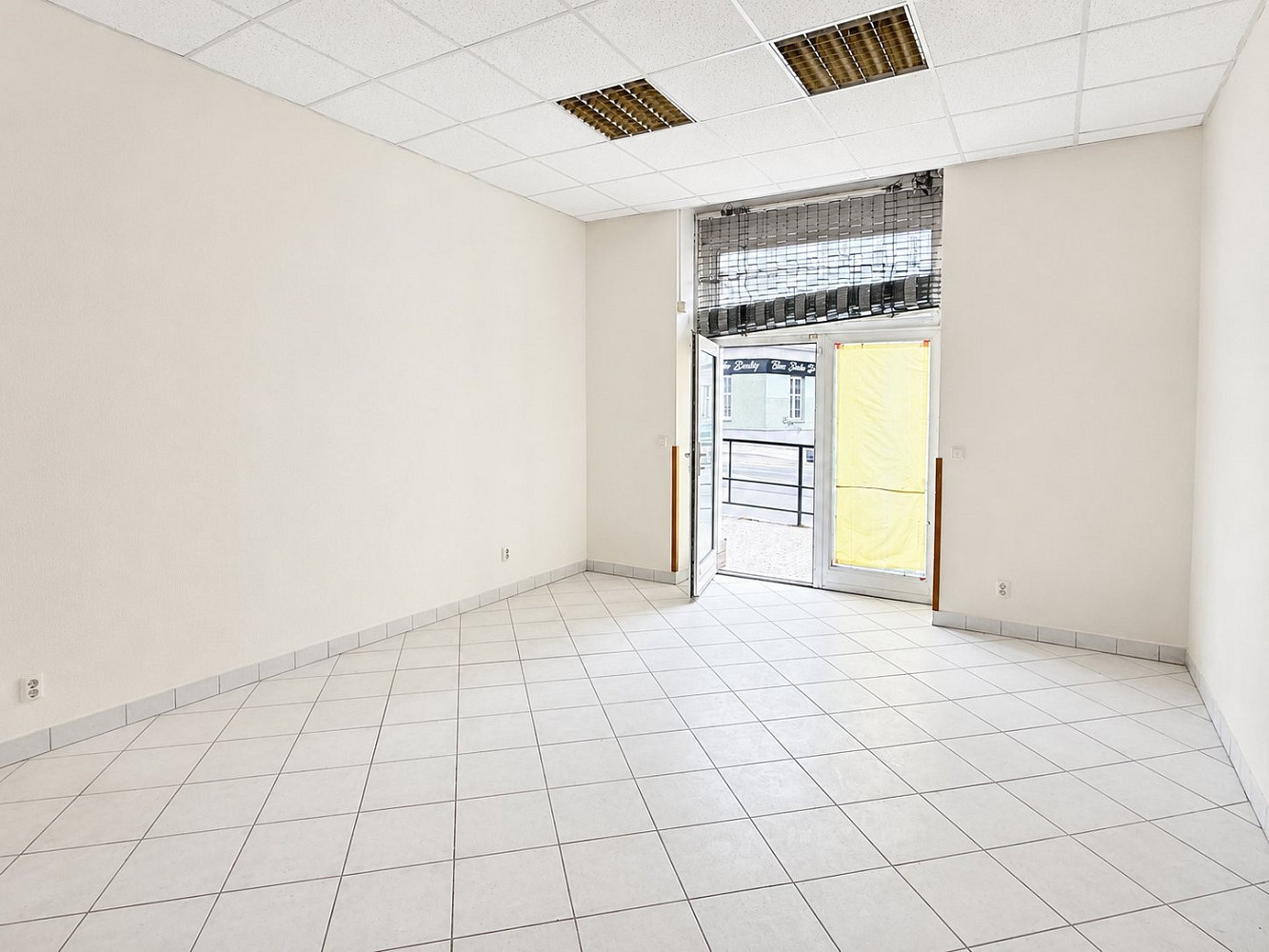 Komerční prostor s vlastní zahradou a přímým vstupem z ulice Praha 8 Libeň – pohled 5