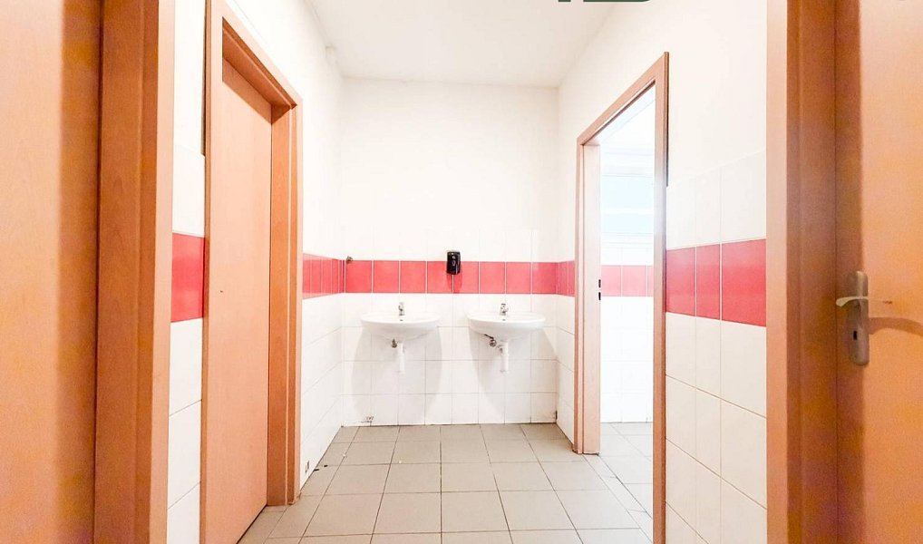 Pronájem obchodních prostor 160 m², Benešov – náhled fotky 2