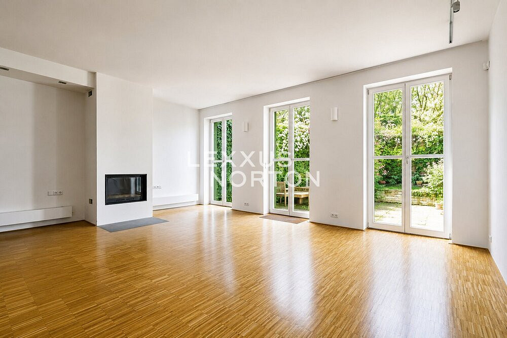 Pronájem domu 350 m² s pozemkem 121 m²