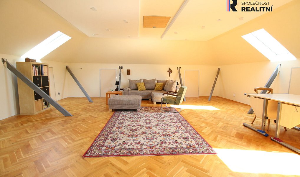 Prodej domu 705 m² s pozemkem 1 300 m², Hlohovec – náhled fotky 9