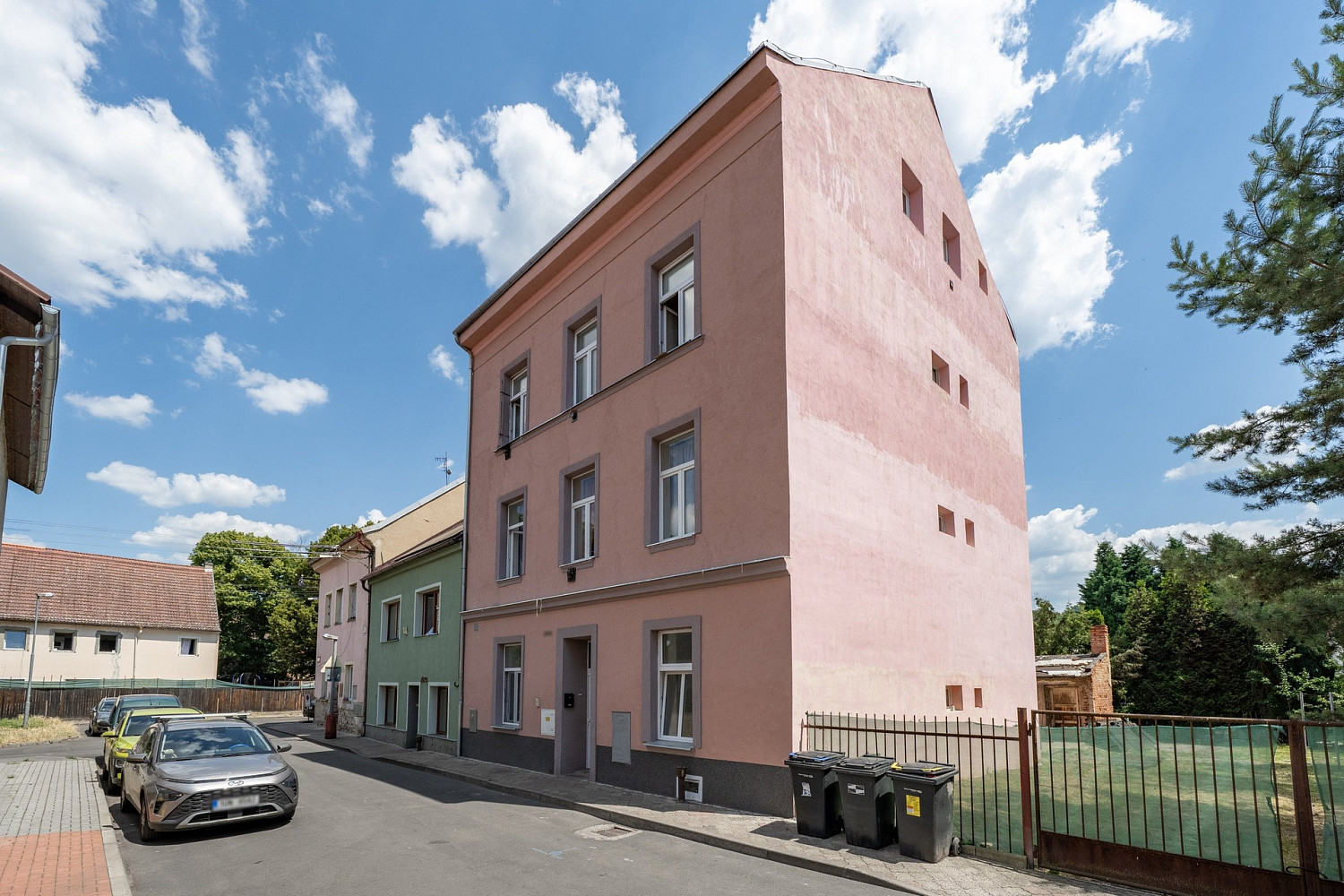 Prodej nájemního domu, činžáku 250 m²