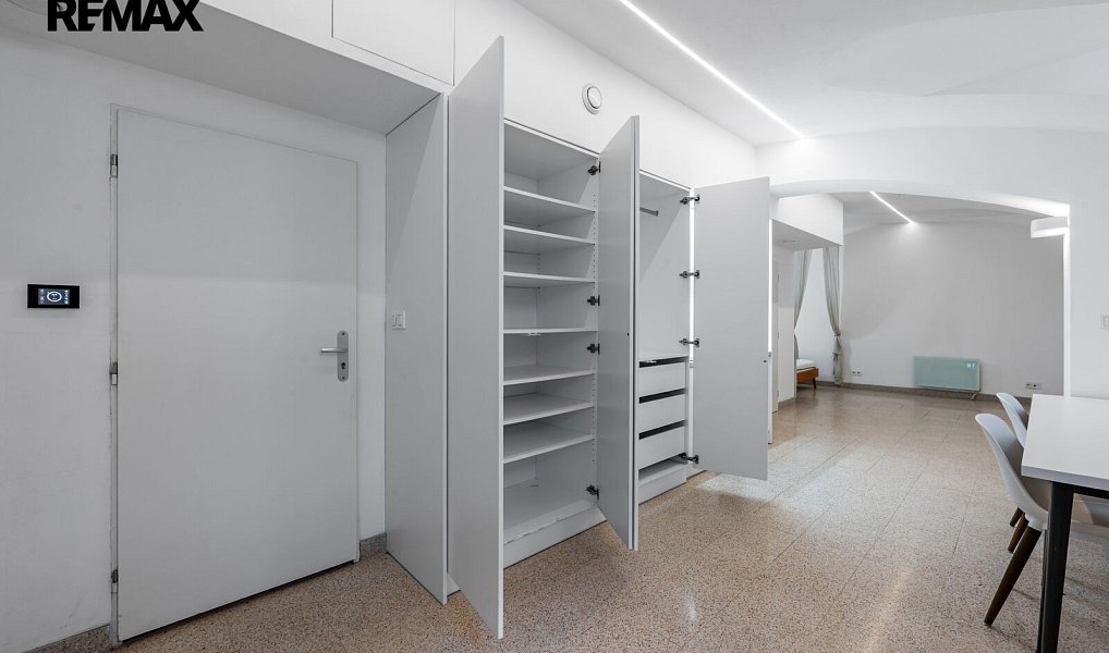 Pronájem bytu 1+kk 40 m², Praha – náhled fotky 8