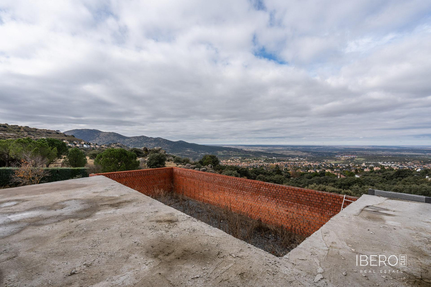 Prodej domu 2 520 m² s pozemkem 2 000 m²