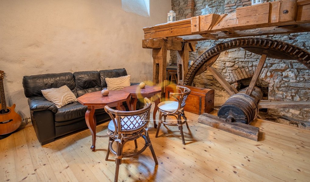 Prodej domu 590 m² s pozemkem 5 200 m², Uzeničky – náhled fotky 3