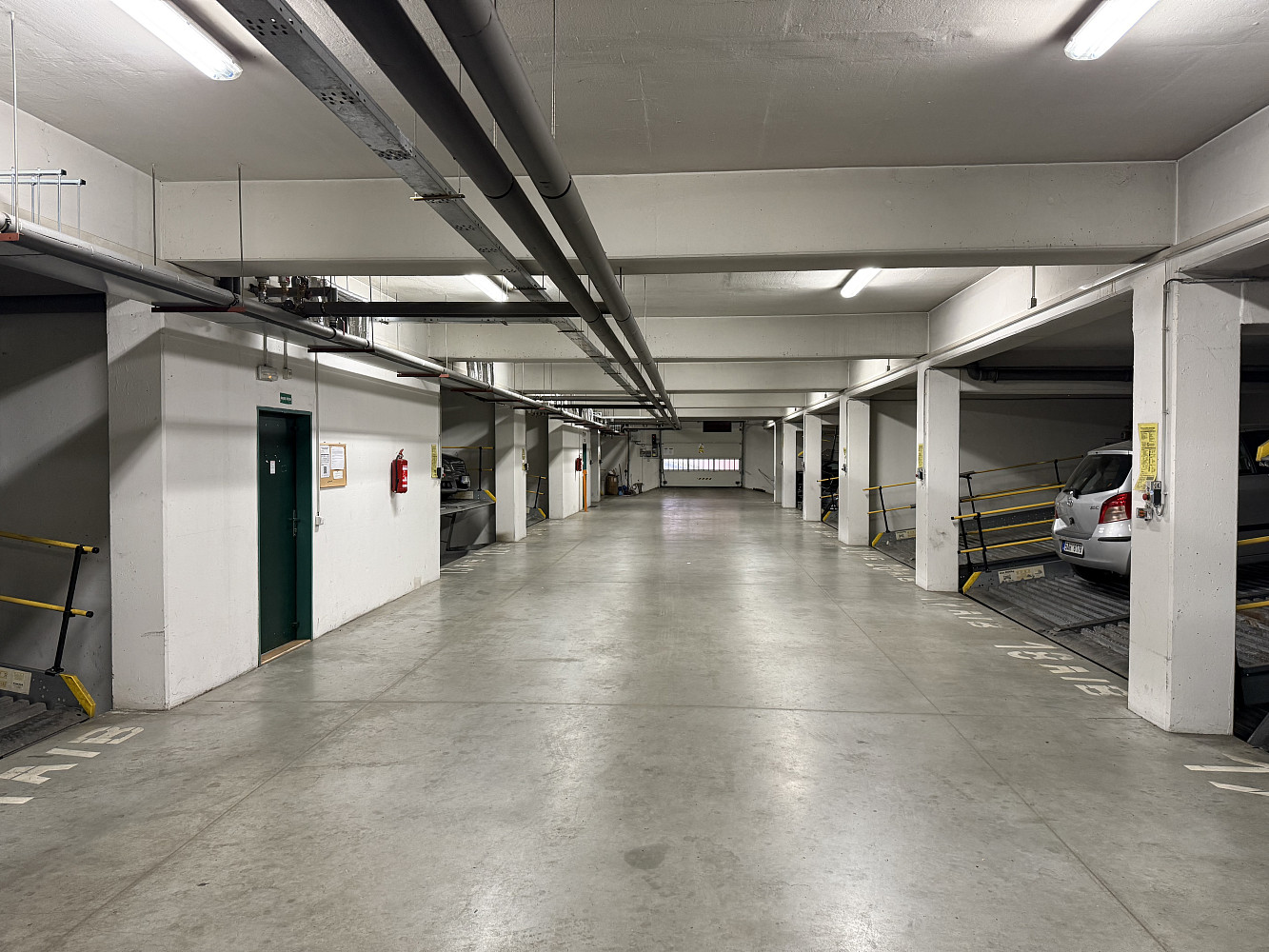 Pronájem garážového parkovacího stání - na žertvách 2230, praha 8 — photo 3
