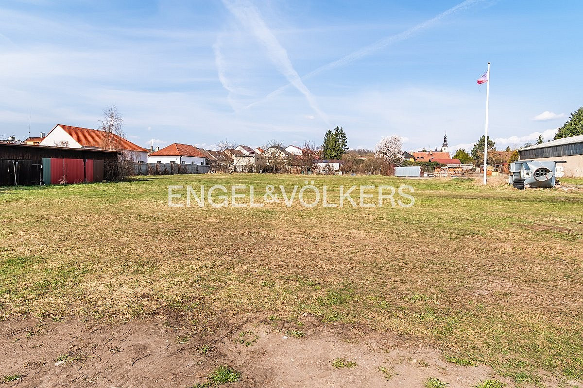 Pronájem komerčního pozemku 2 593 m²