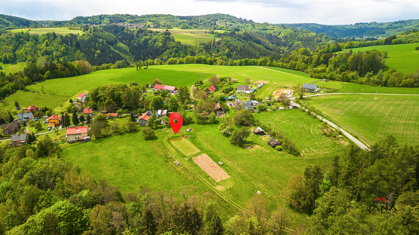 Prodej stavebního pozemku 2 092 m² – fotografie 2