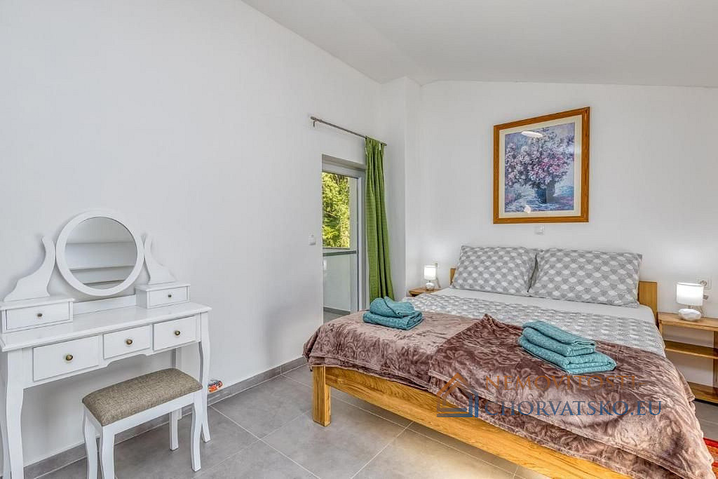 Prodej domu 168 m² s pozemkem 705 m² - Widok 3