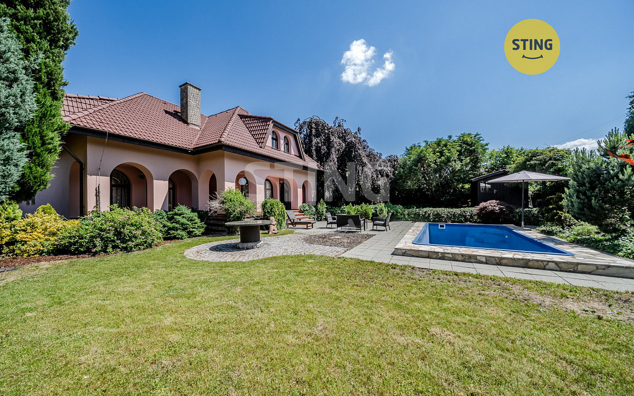 Prodej domu 249 m² s pozemkem 2 385 m²