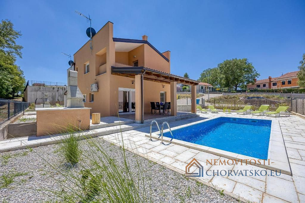 Prodej domu 168 m² s pozemkem 705 m² - Widok 2