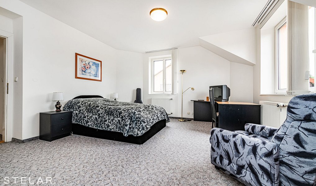 Prodej domu 512 m² s pozemkem 973 m², Jesenice – náhled fotky 28