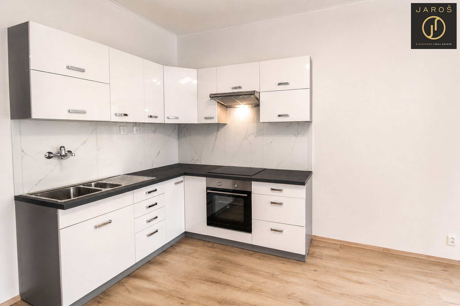 Pronájem bytu 2+kk 55 m² – fotografie 2