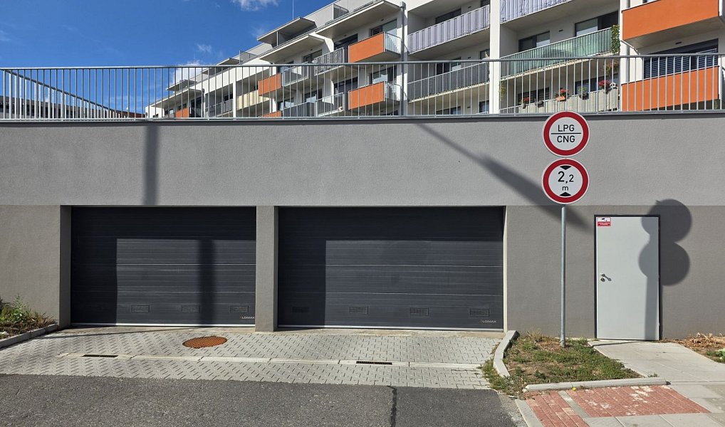 Pronájem garážového stání 13 m2, Aloise Rašína, Olomouc - Řepčín, Olomouc – náhled fotky 2