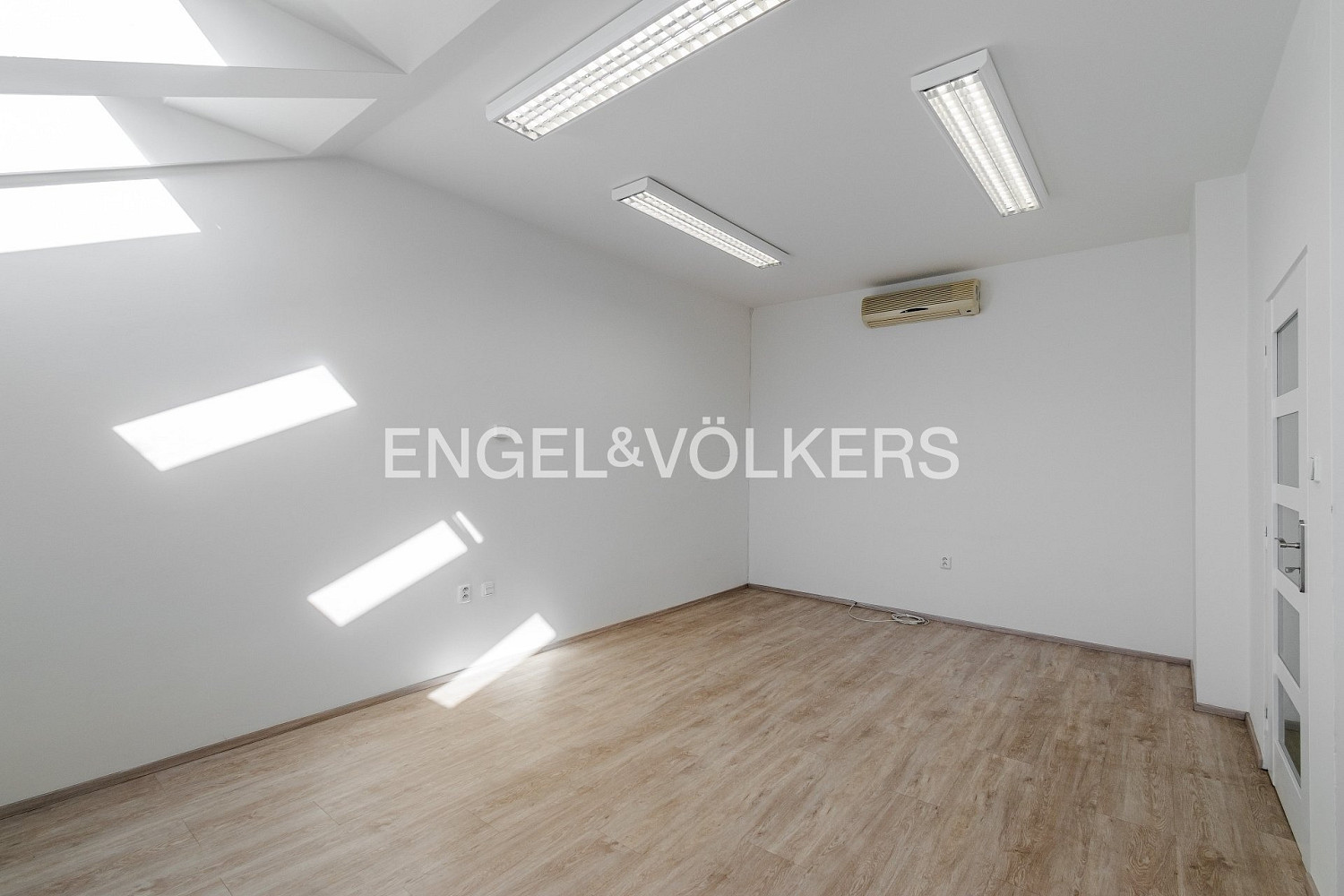Pronájem kanceláře 72 m² – fotografie 3