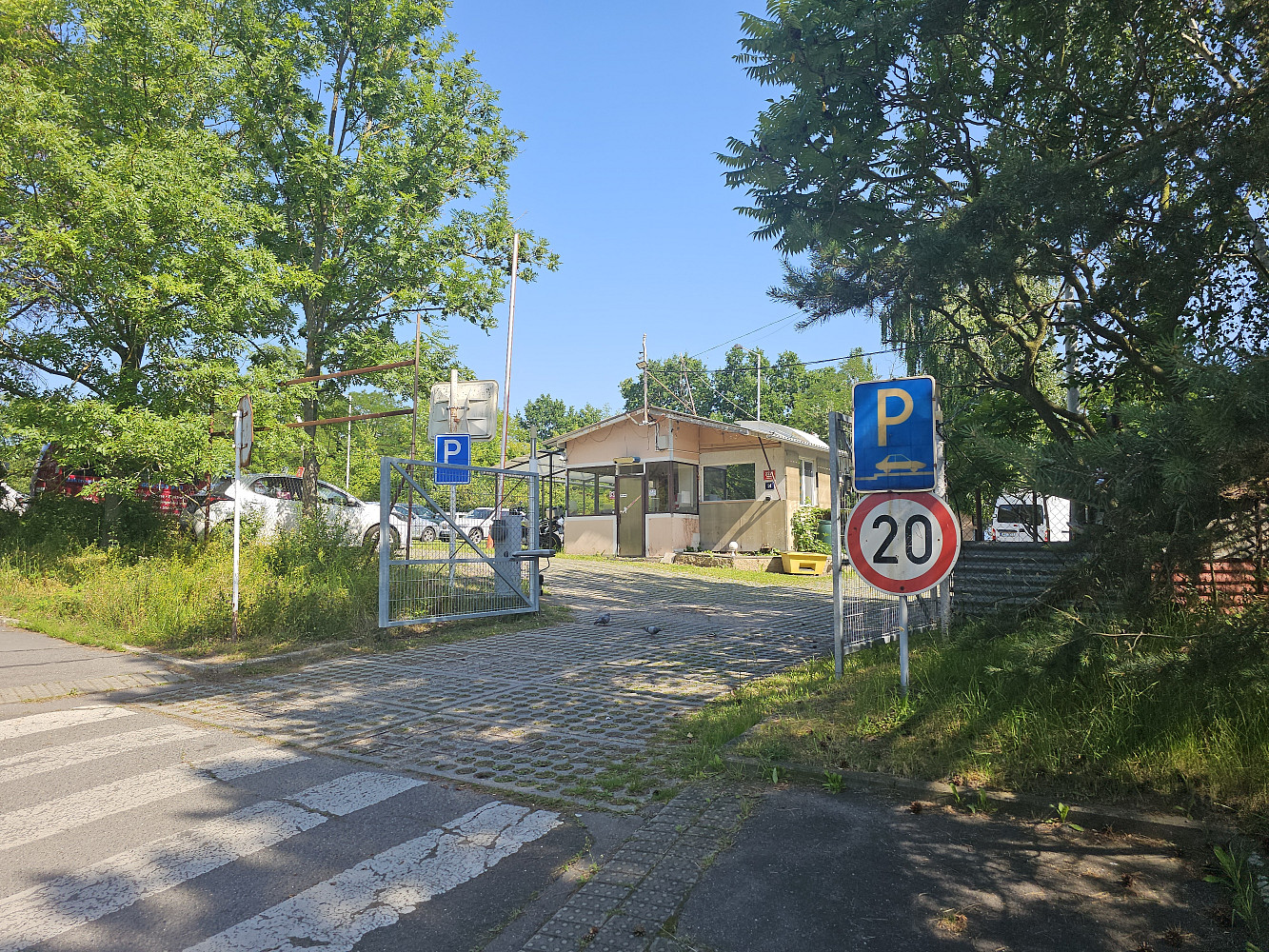 prodej objektu s vedlejšími stavbami - Modřany – pohled 2