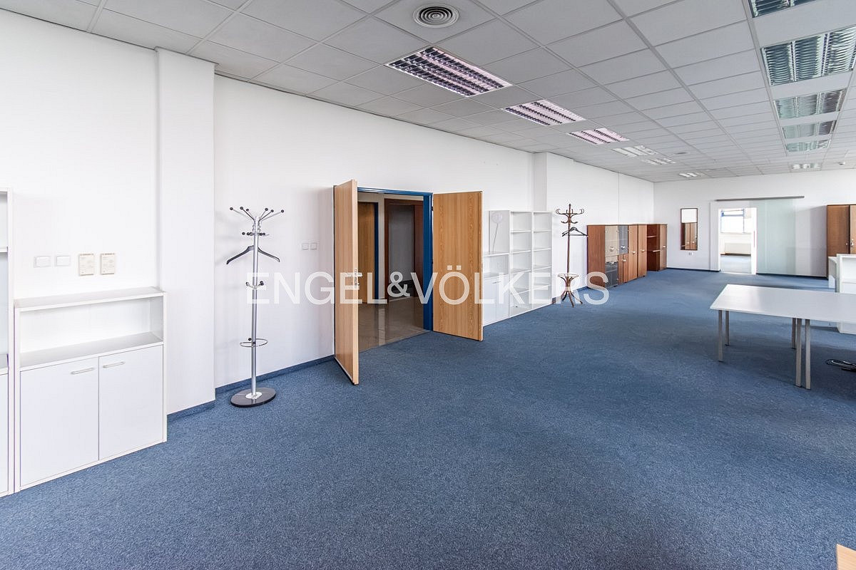 Pronájem kanceláře 670 m² – fotografie 3