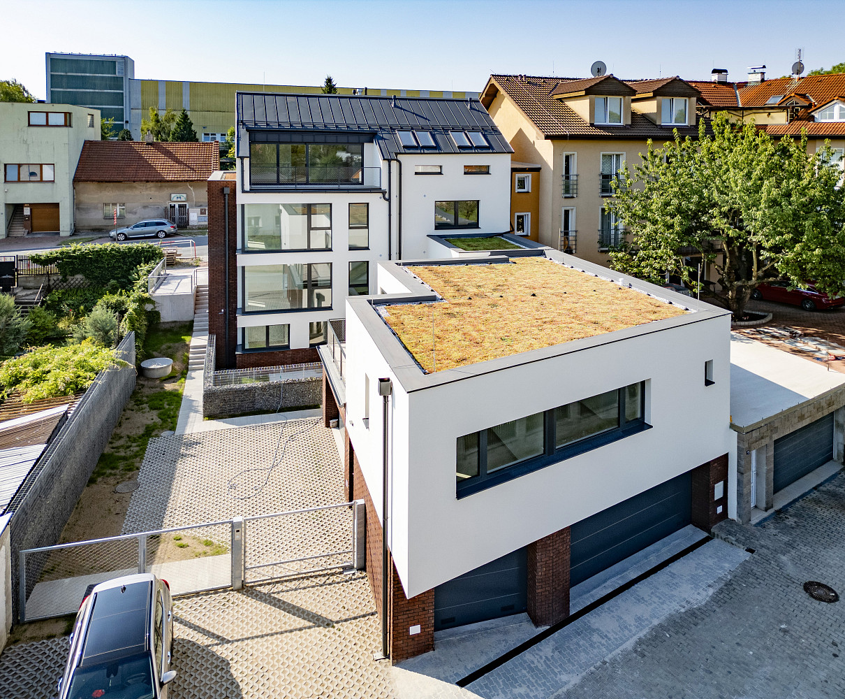 Pronájem prostorného garážového parkovacího stání — photo 4