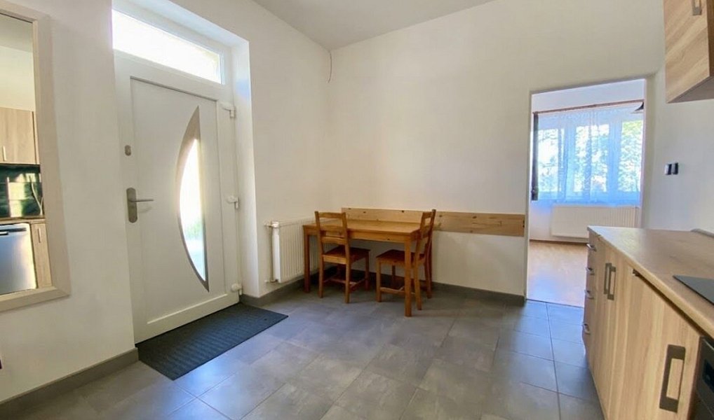 Pronájem bytu 1+1 37 m², Černošice – náhled fotky 2