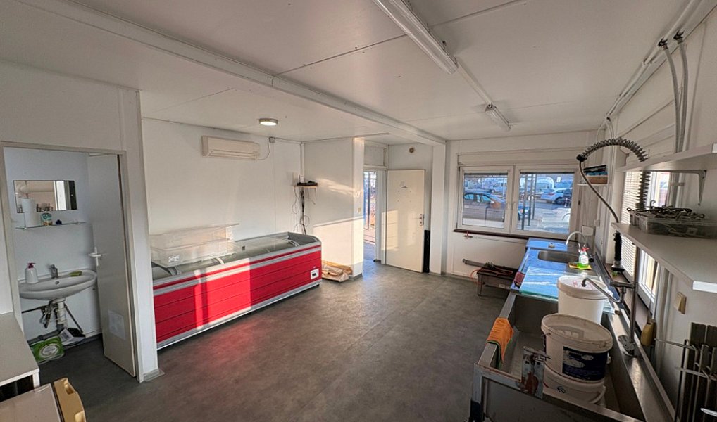 Pronájem obchodních prostor 150 m², Břeclav – fotka 1 z 8