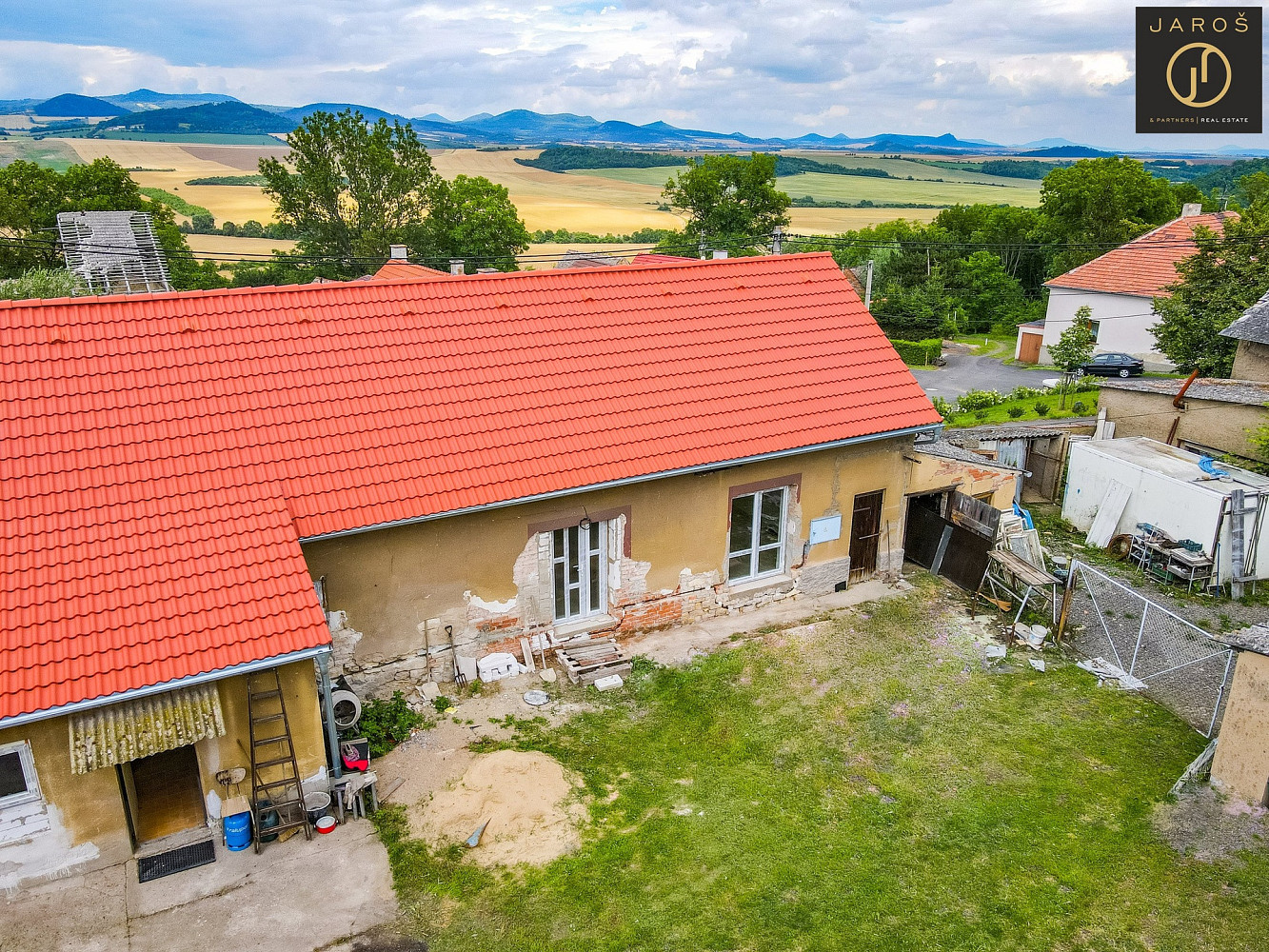 Prodej domu 262 m² s pozemkem 2 342 m²