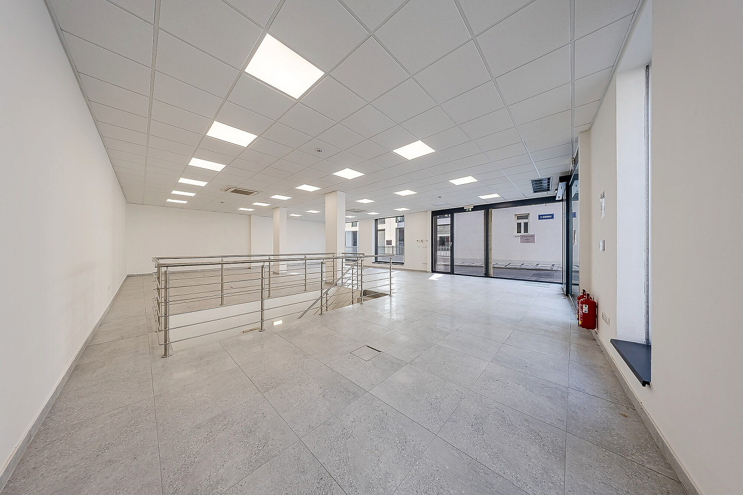 Pronájem obchodních prostor 137 m² – fotografie 2