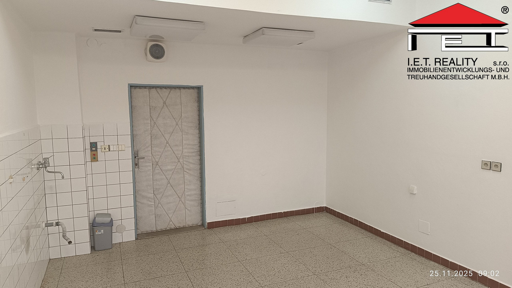 Pronájem komerčního objektu (jiného typu) 42 m²