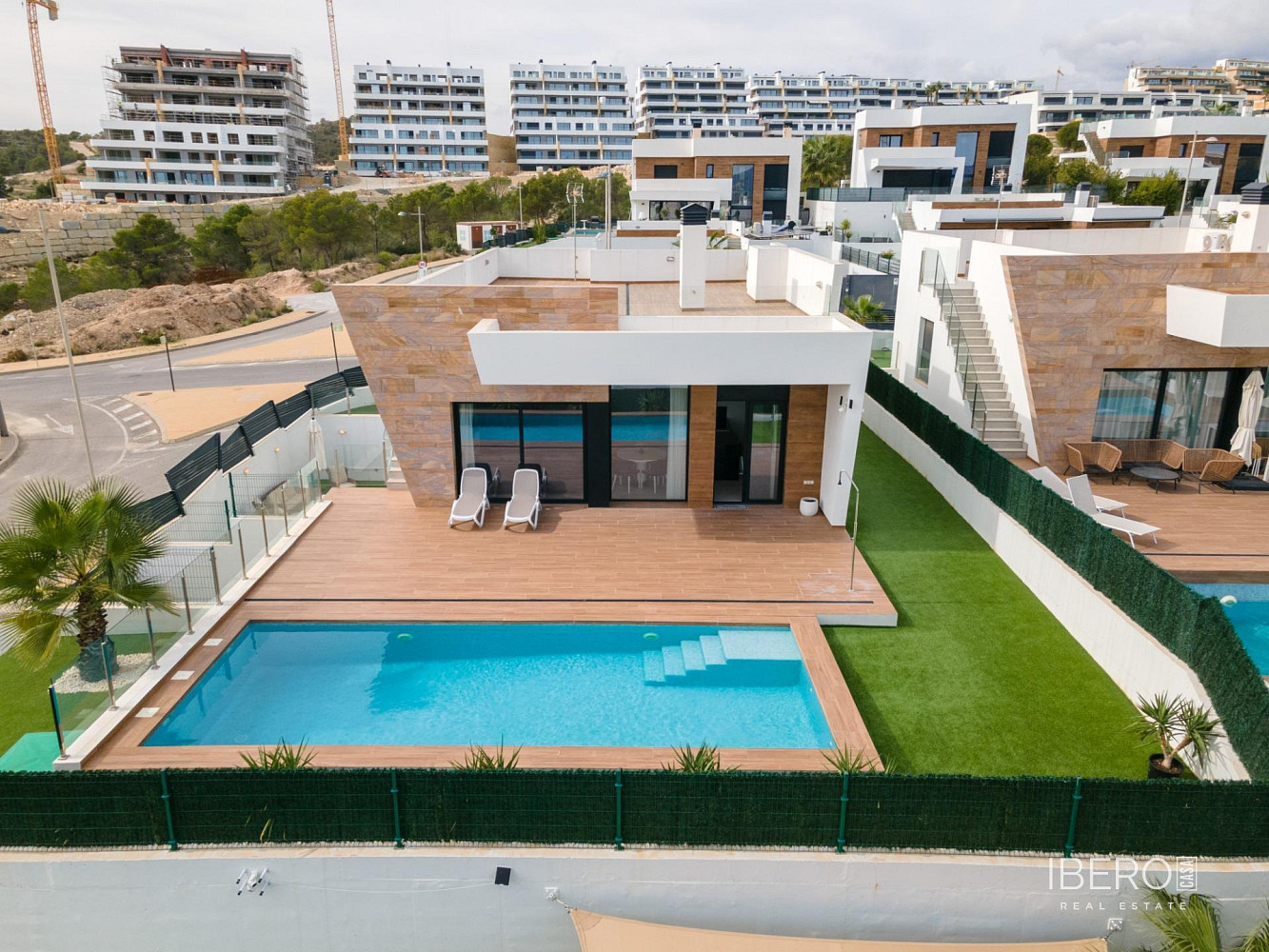 Prodej domu 314 m² s pozemkem 572 m² – pohled 2