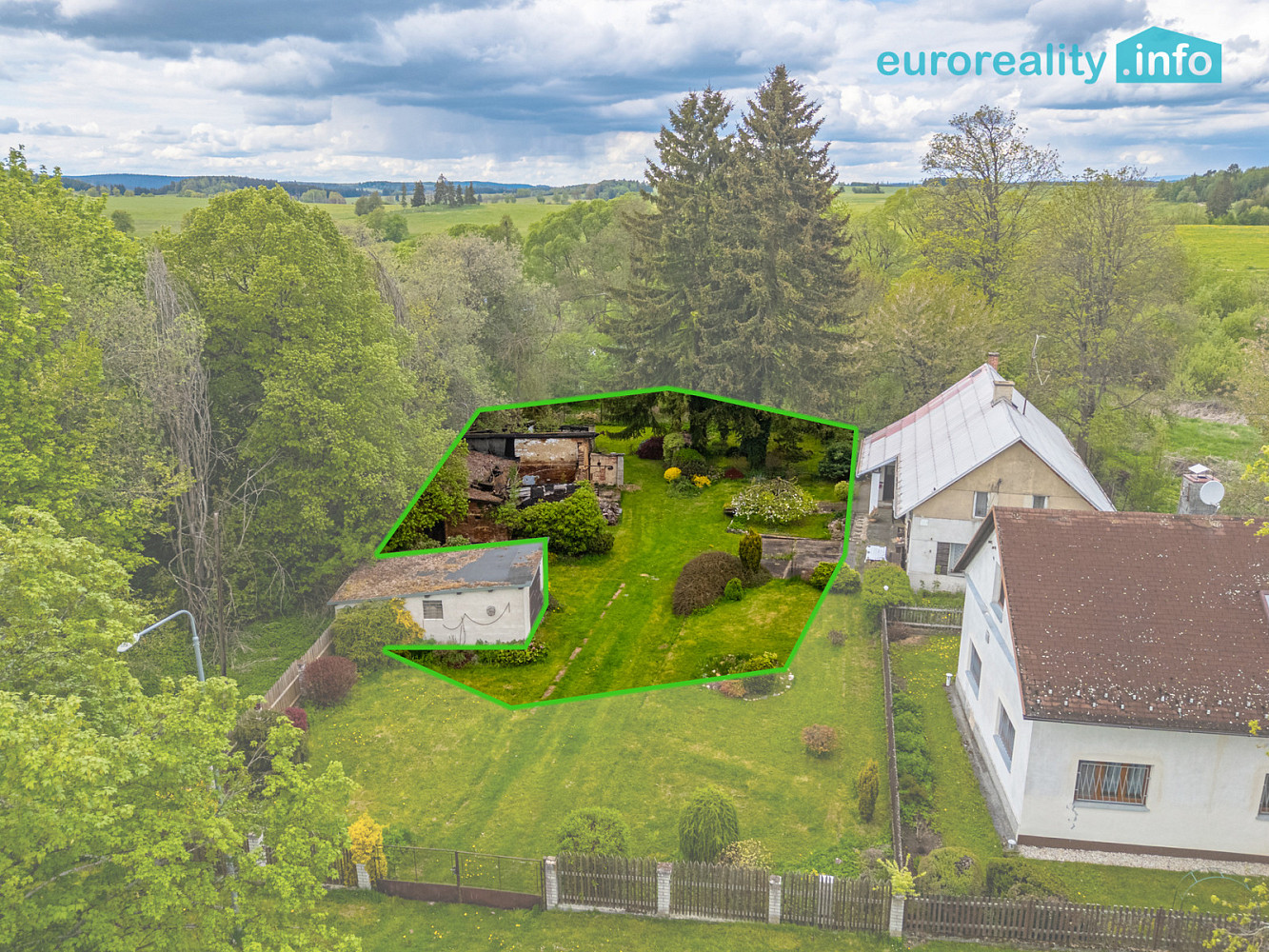 Prodej stavebního pozemku 691 m² – pohled 2