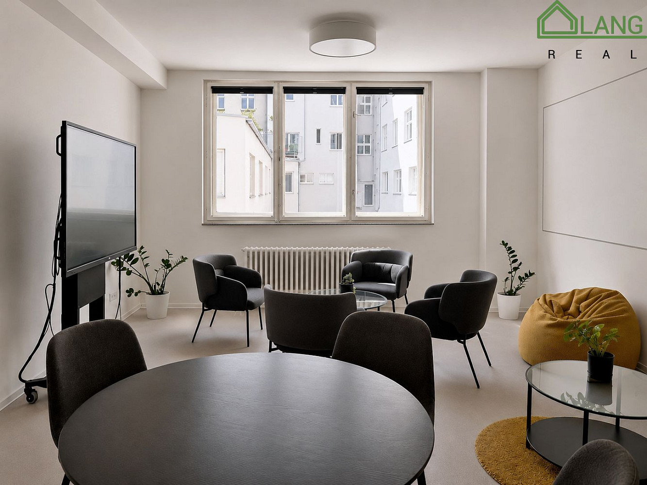 Pronájem kanceláře 380 m² – fotografie 3