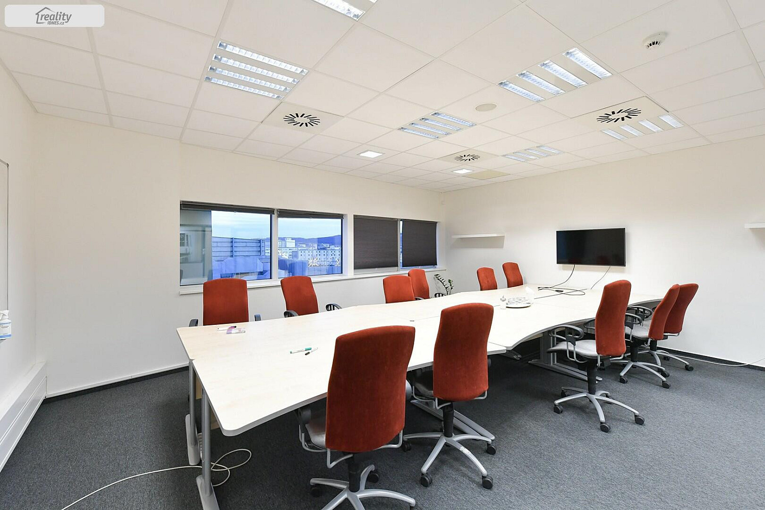 Pronájem kanceláře 247 m² — photo 2