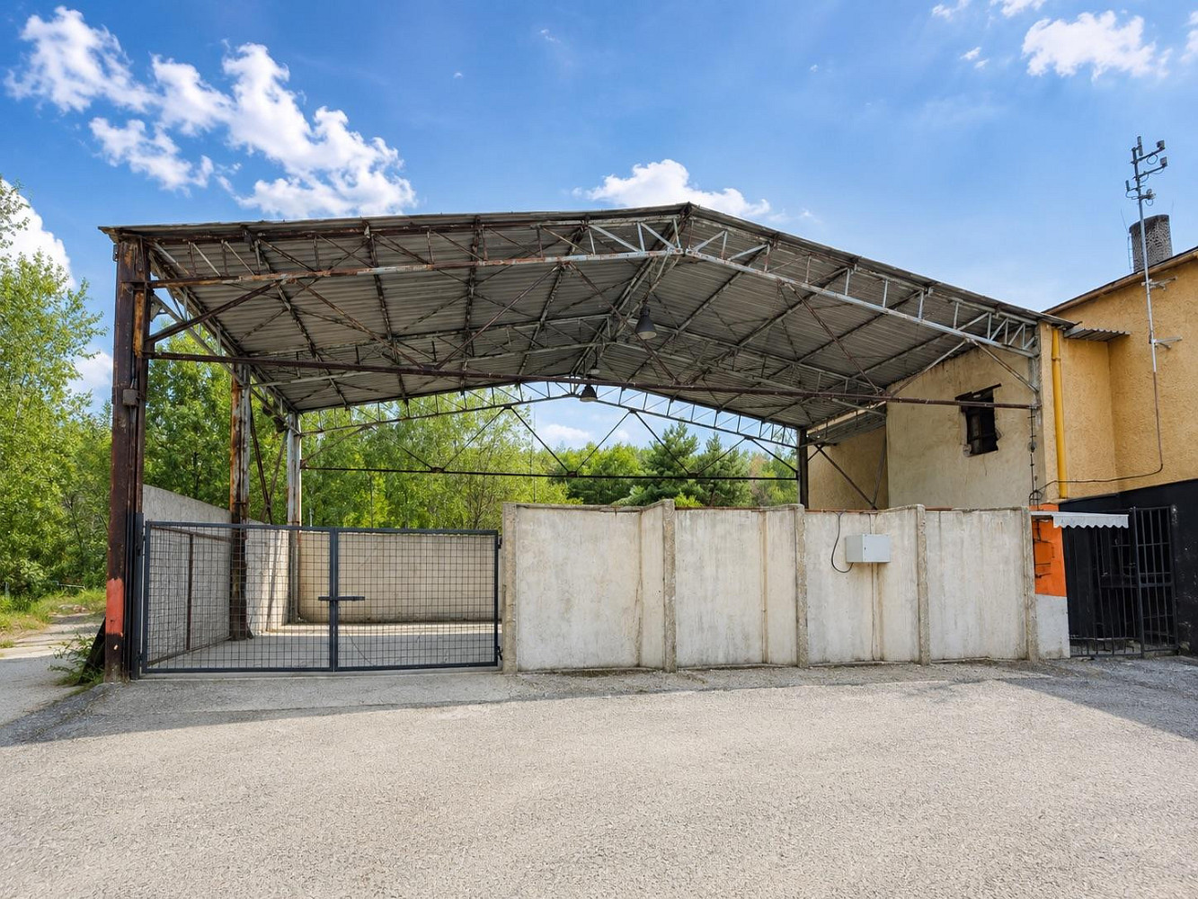 Pronájem skladovacích prostor 166 m²