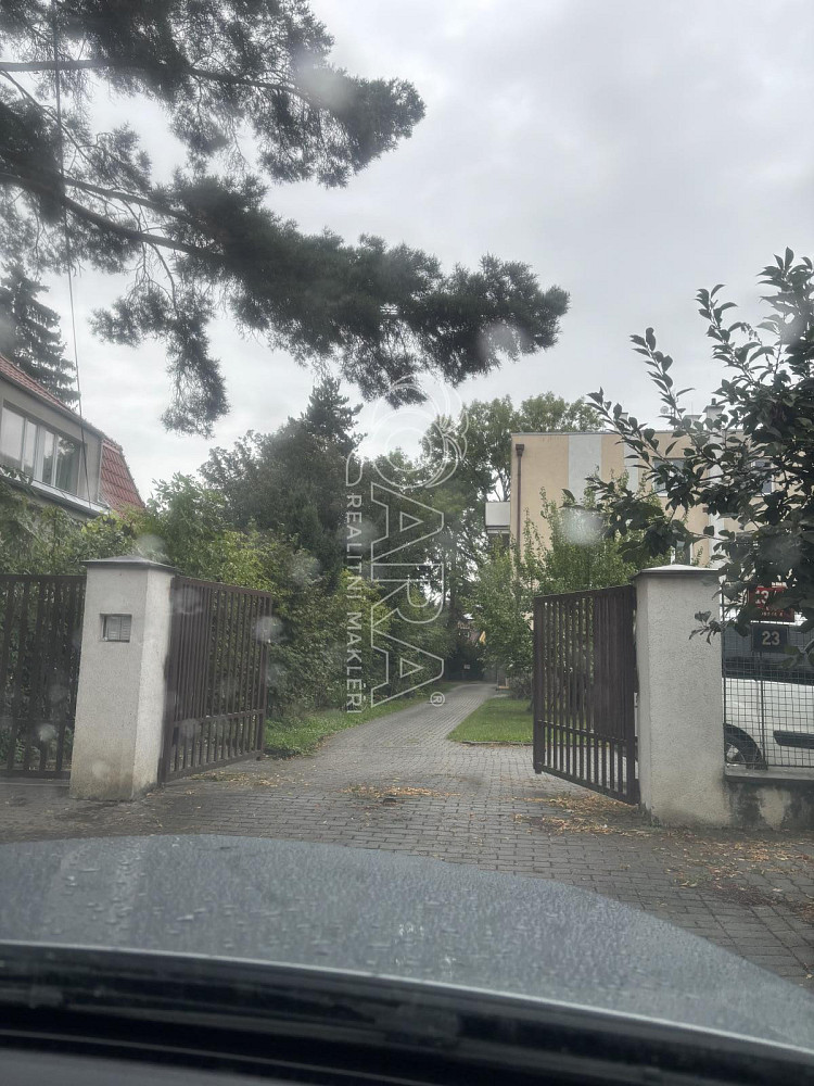 Samostatná garáž v zahradě, 19m2, Praha 4 - Krč – fotografie 3