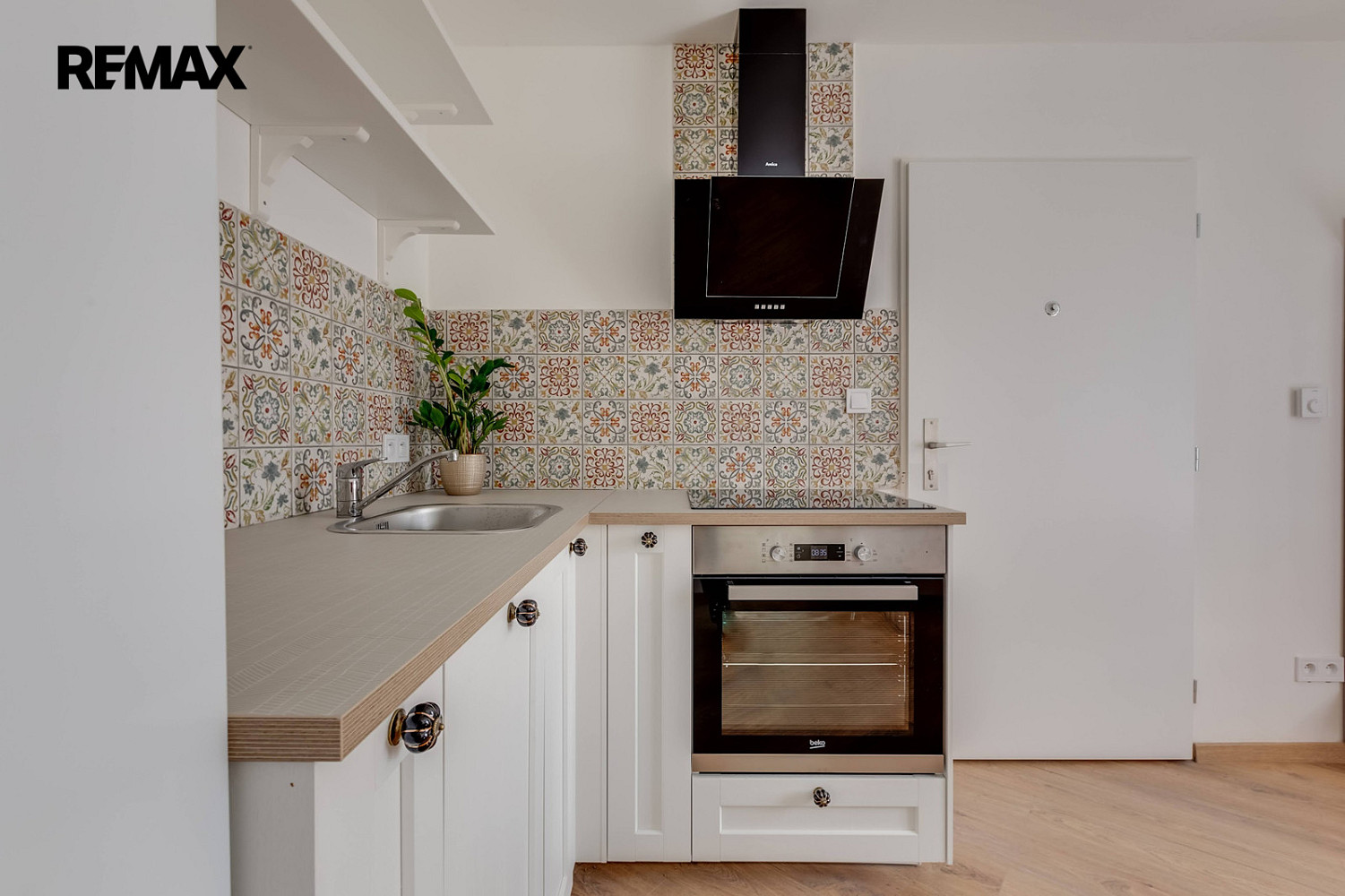 Prodej domu 320 m² s pozemkem 450 m² – pohled 2