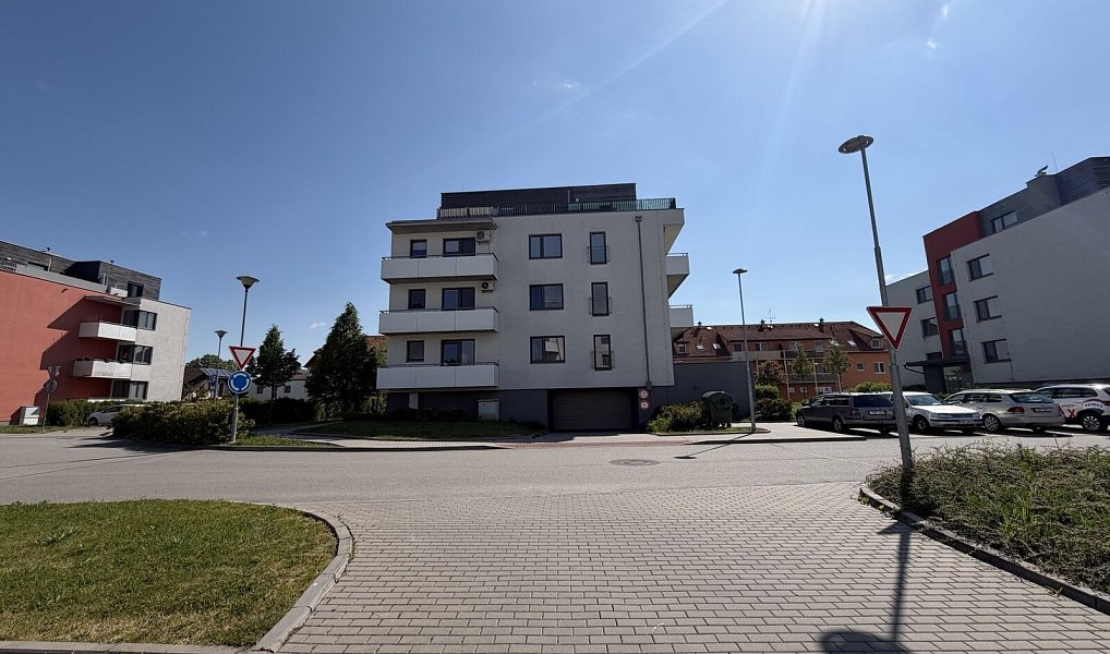 Prodej garážového stání na sídlišti Zelnice ve Slavkově u Brna., Slavkov u Brna – náhled fotky 4