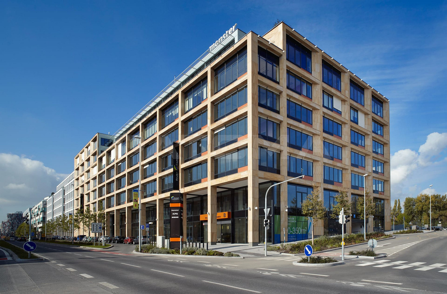 Pronájem kanceláře 468 m²