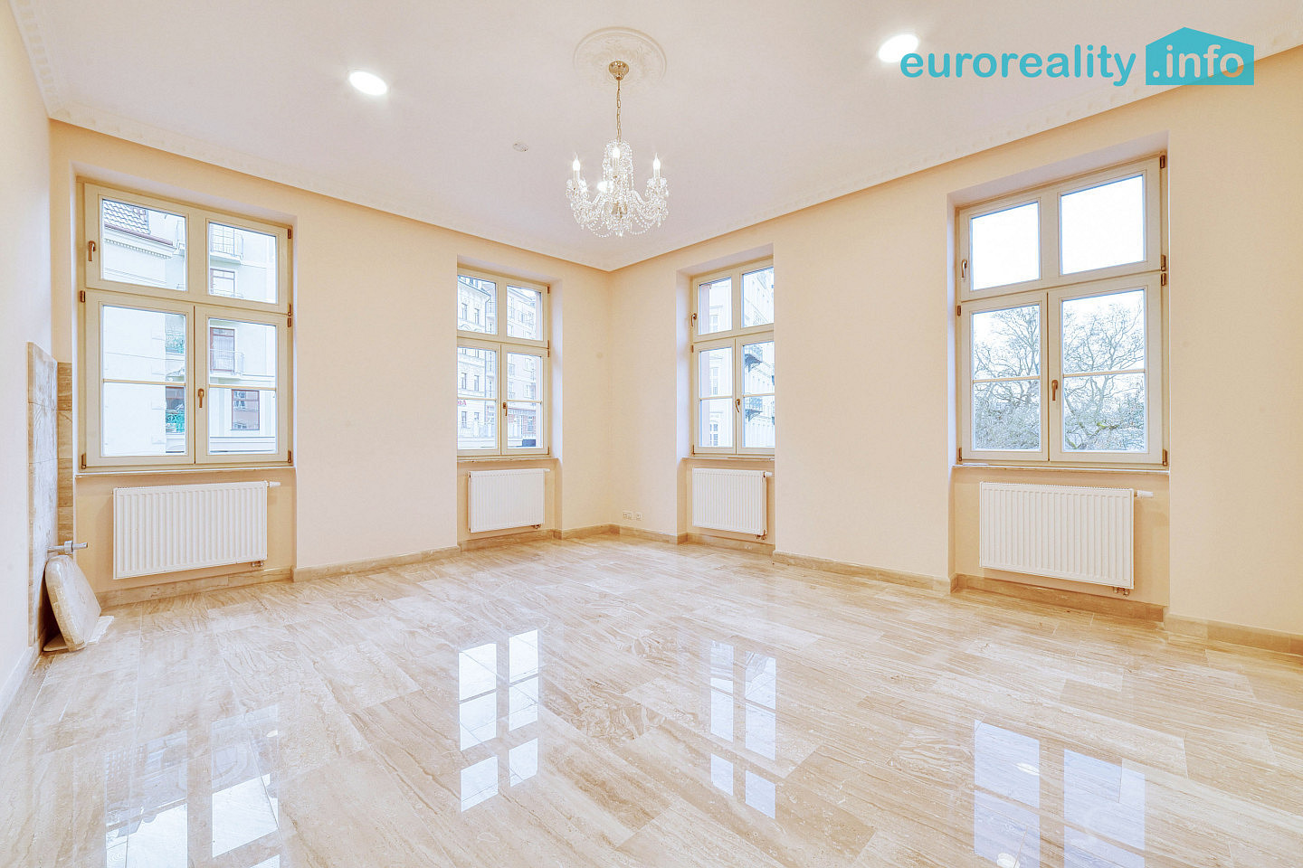 Pronájem obchodních prostor 126 m² – fotografie 2