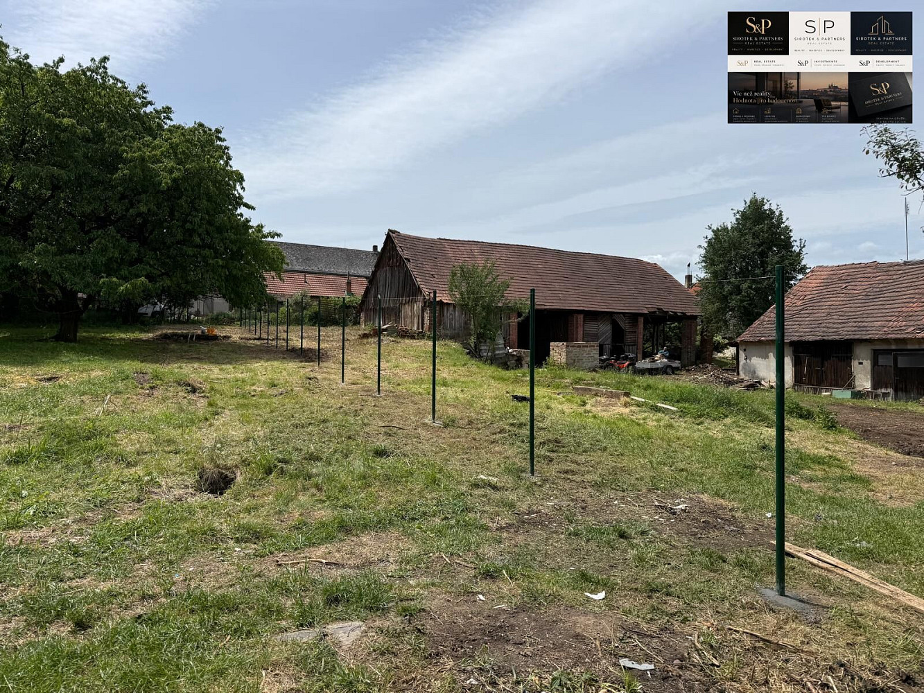 Prodej stavebního pozemku 1 665 m² – fotografie 2