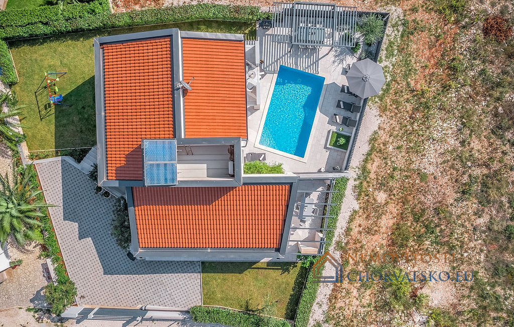 Prodej domu 260 m² s pozemkem 570 m² - Widok 2